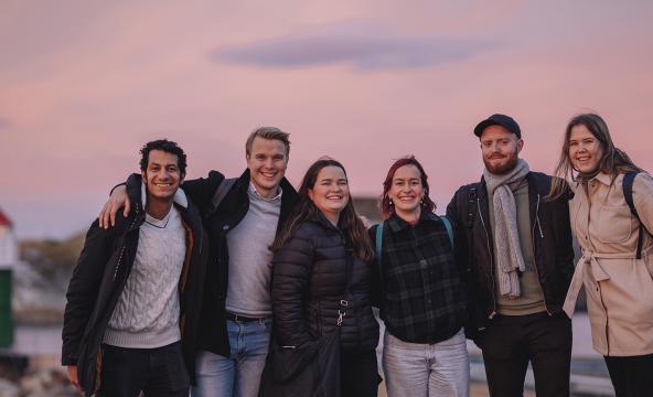 Internasjonale studenter i solnedgang